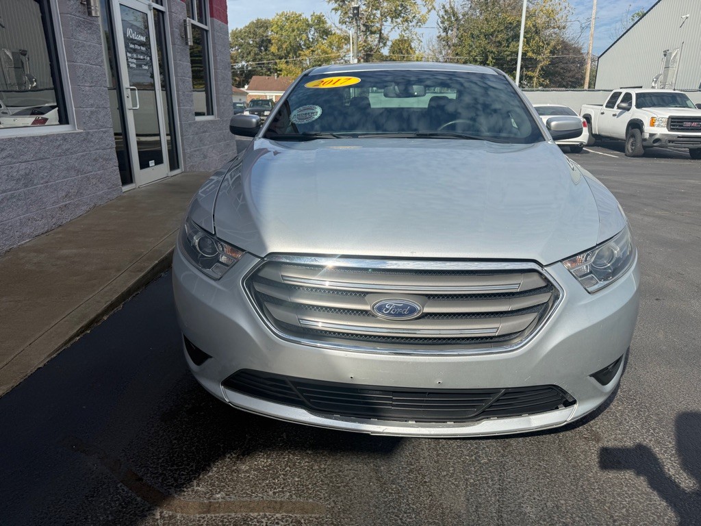 2017 Ford Taurus Image 2