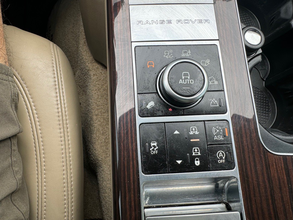 2015 Land Rover Range Rover Image 25