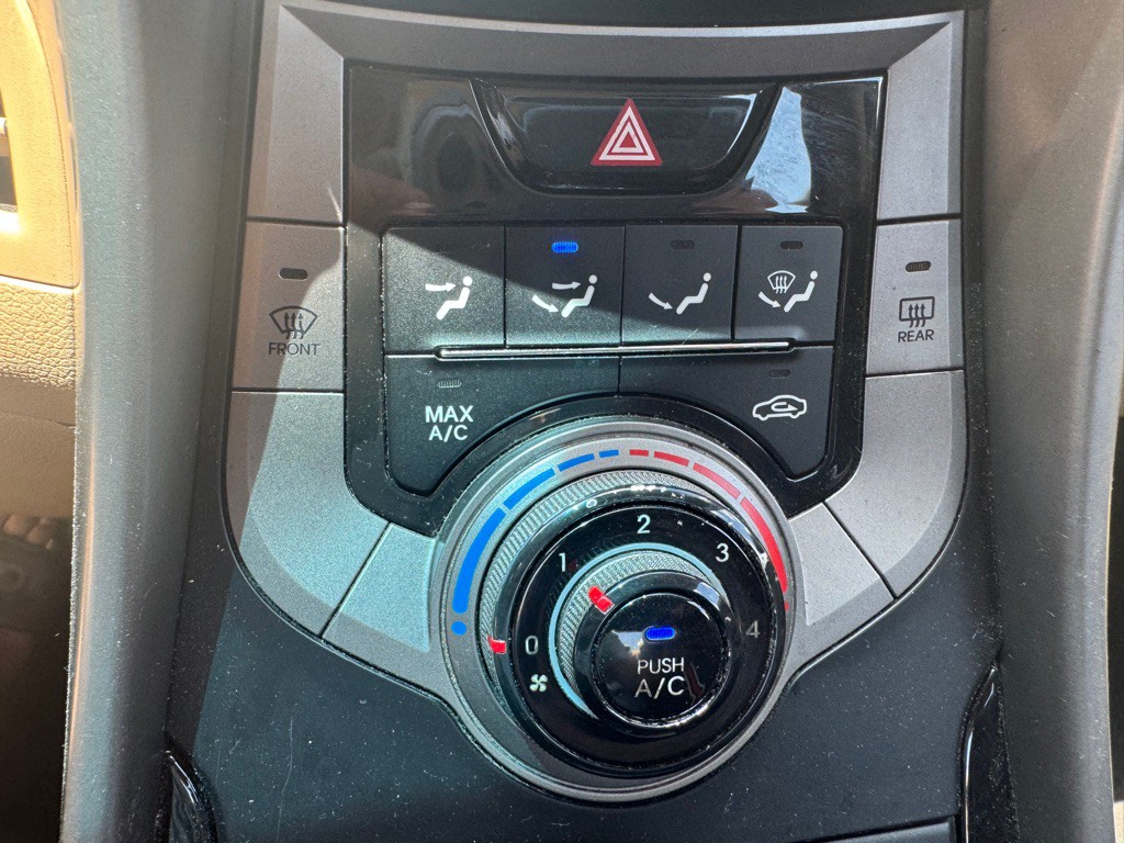 2013 Hyundai Elantra Image 11