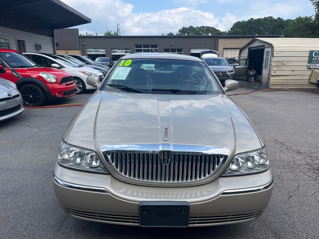 2010 Lincoln Town Car Image 2