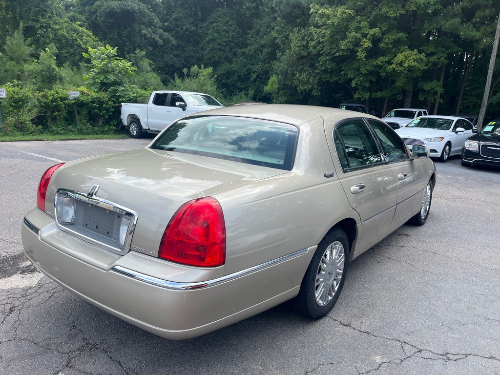 2010 Lincoln Town Car Image 4