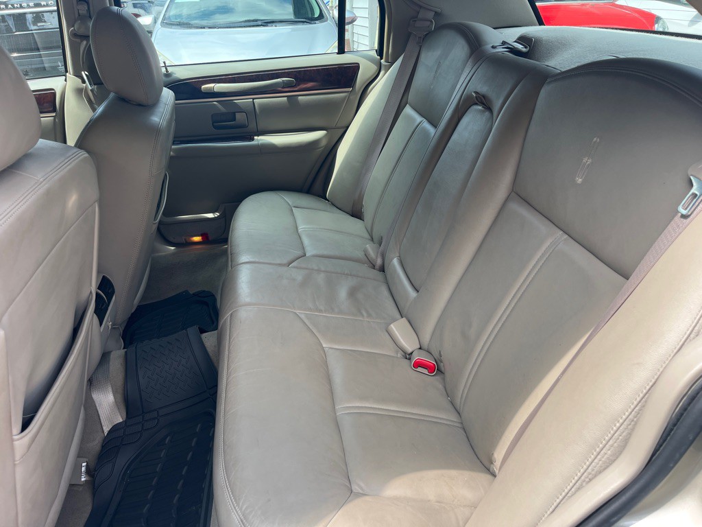 2010 Lincoln Town Car Image 10