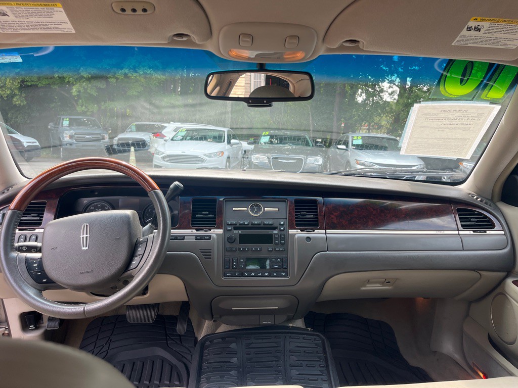 2010 Lincoln Town Car Image 11