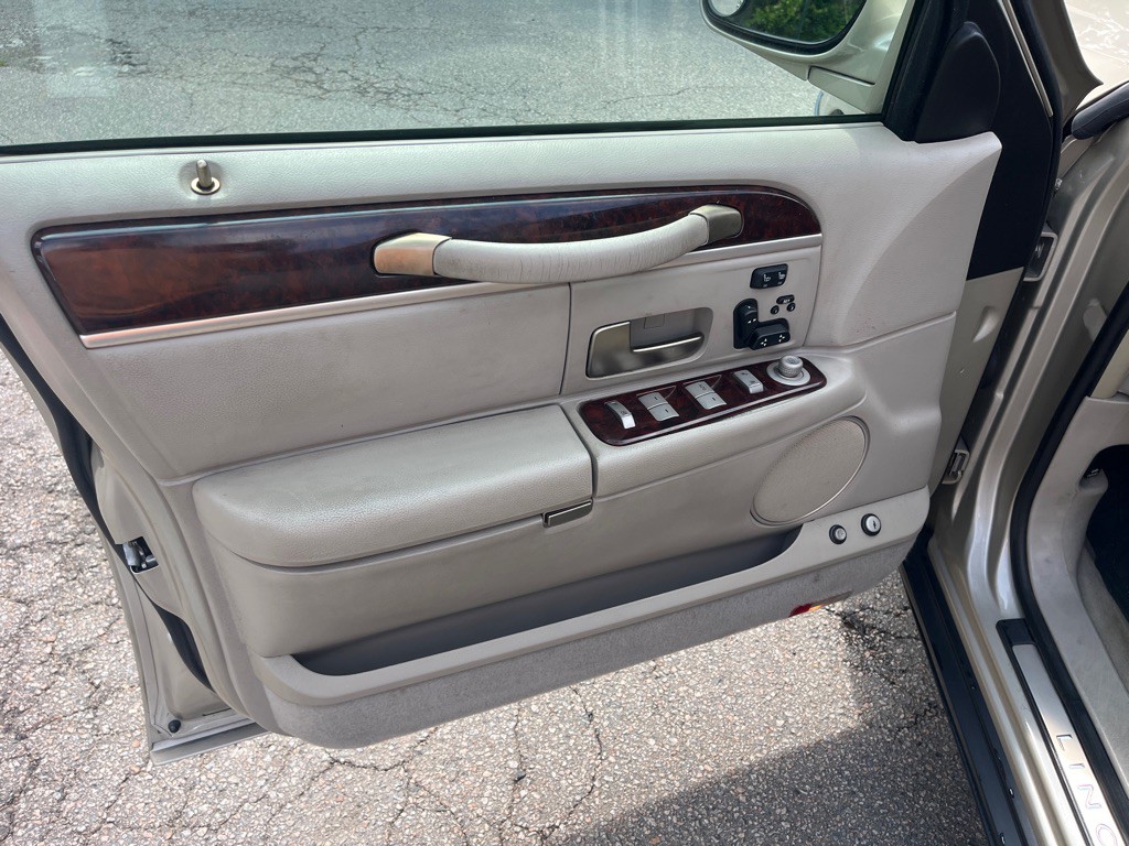 2010 Lincoln Town Car Image 12
