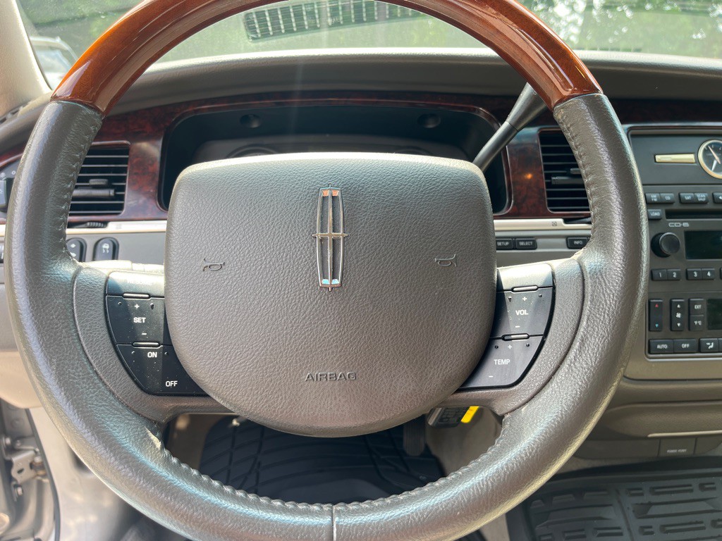 2010 Lincoln Town Car Image 13