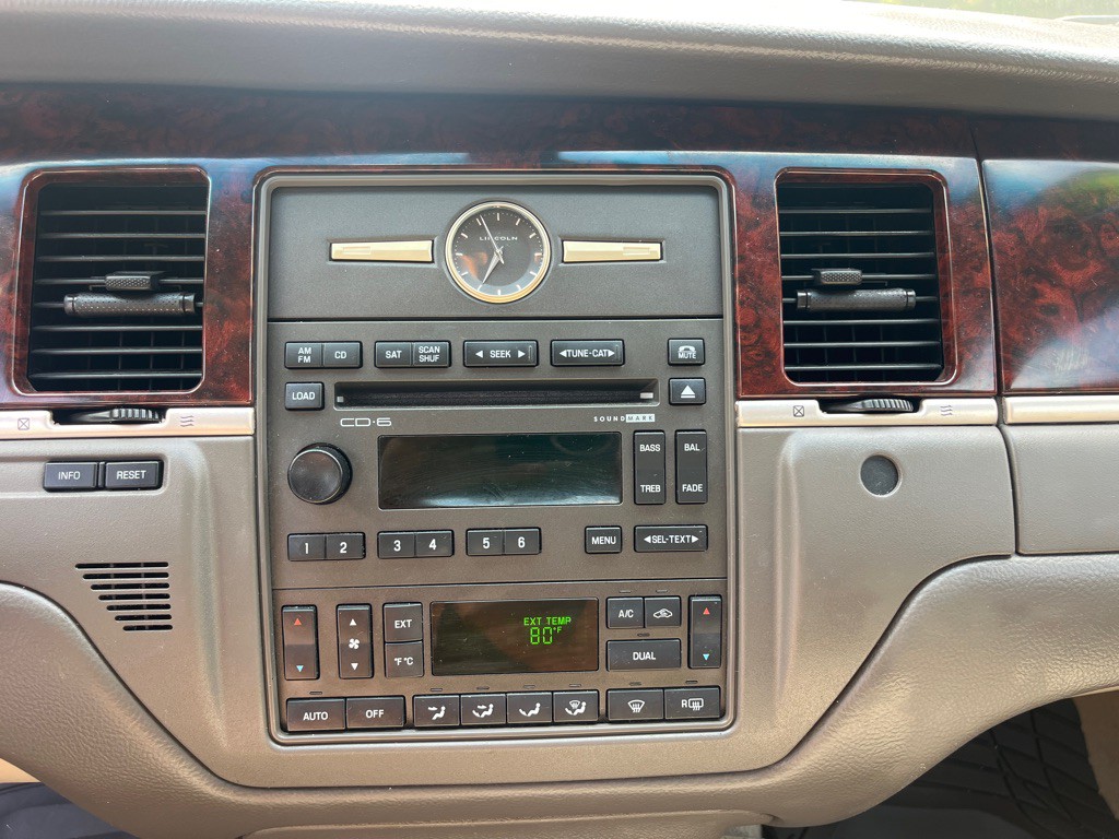 2010 Lincoln Town Car Image 14