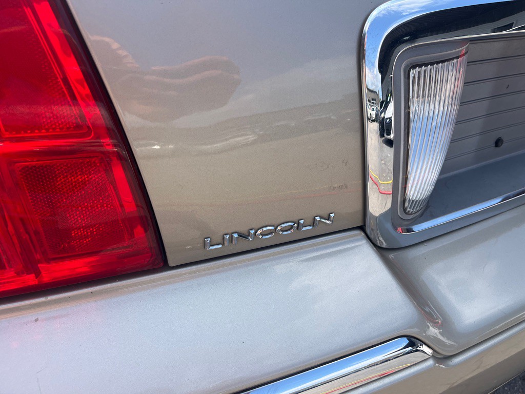 2010 Lincoln Town Car Image 22