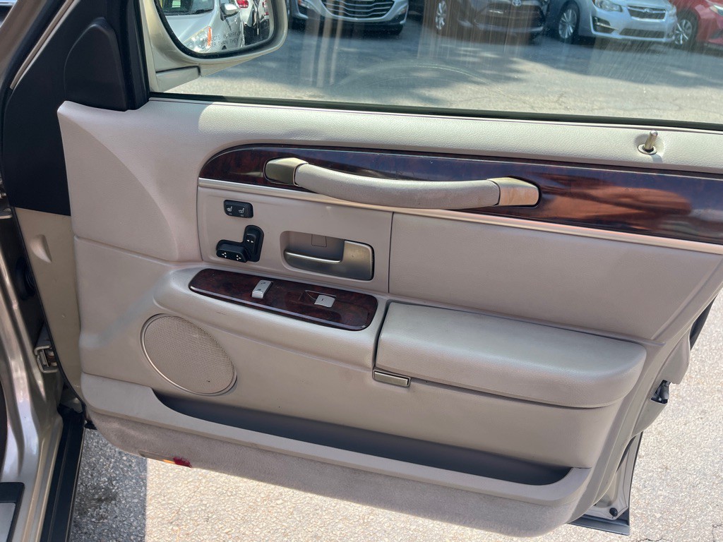2010 Lincoln Town Car Image 27