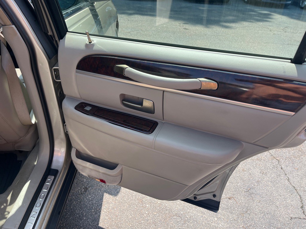 2010 Lincoln Town Car Image 29