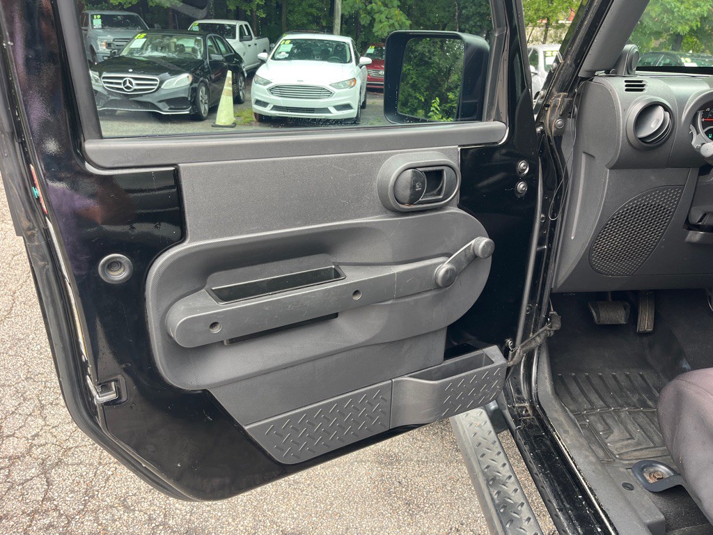 2010 Jeep Wrangler Image 12