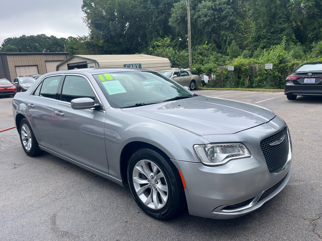 2018 Chrysler 300 Image 3