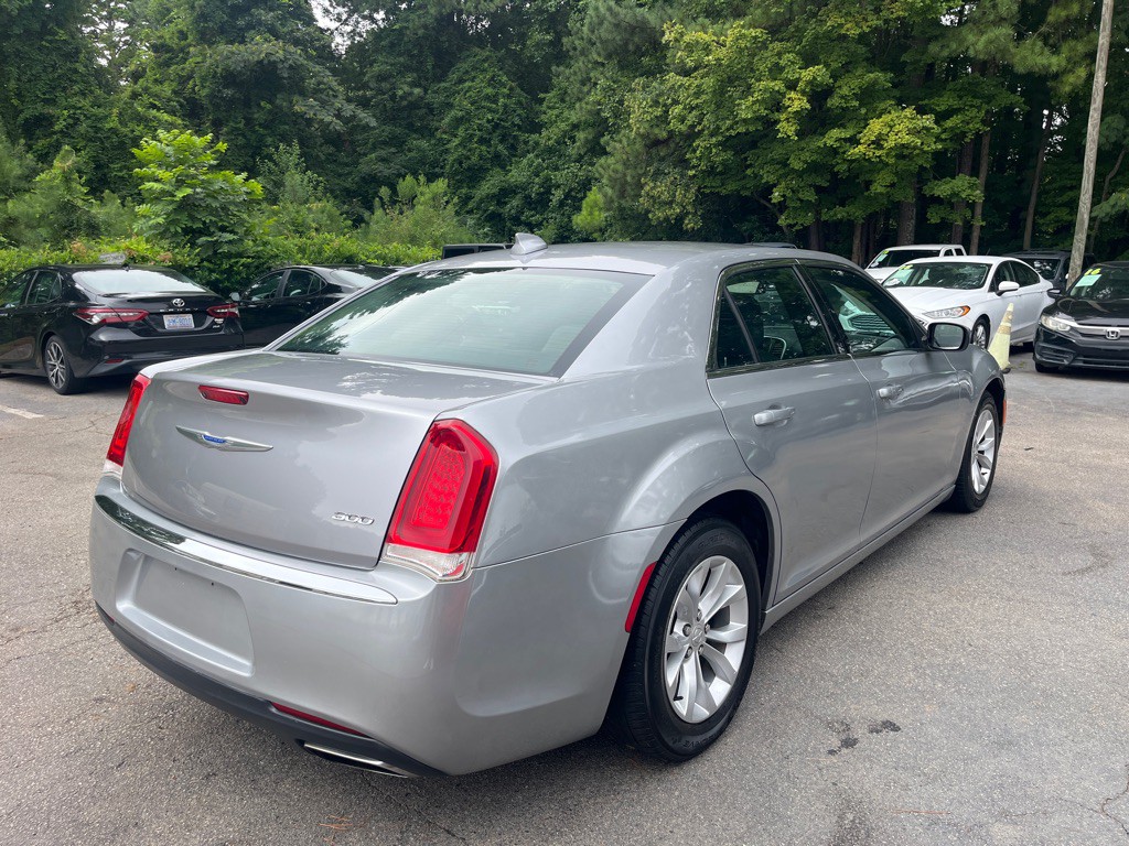2018 Chrysler 300 Image 4