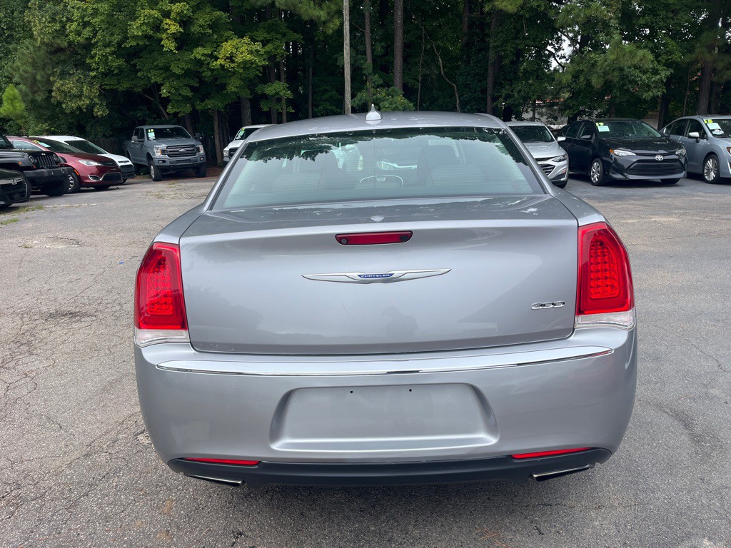2018 Chrysler 300 Image 5
