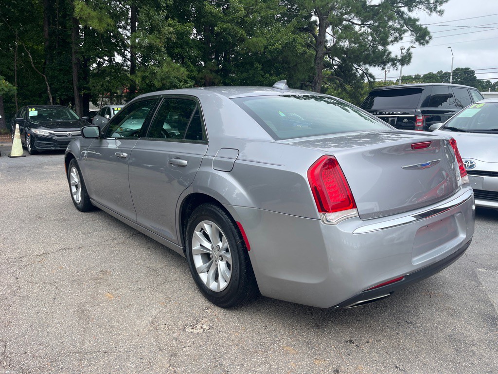 2018 Chrysler 300 Image 6