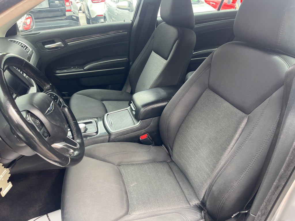 2018 Chrysler 300 Image 7
