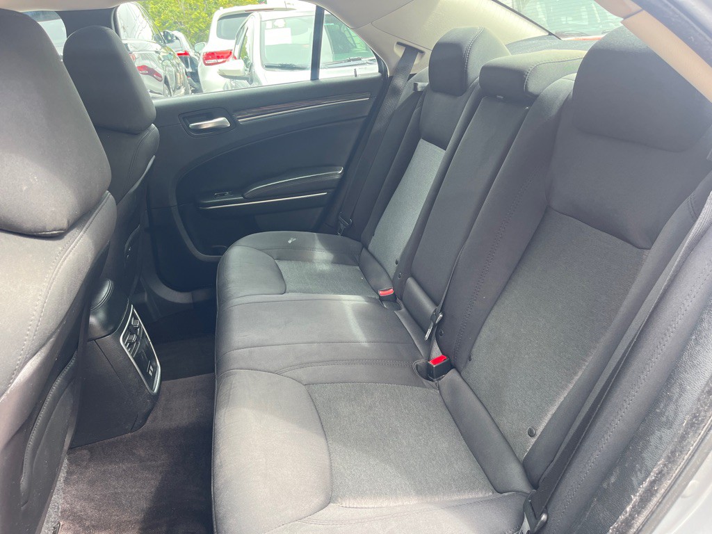 2018 Chrysler 300 Image 8