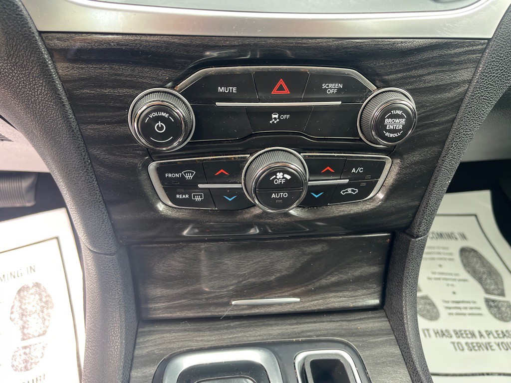 2018 Chrysler 300 Image 15