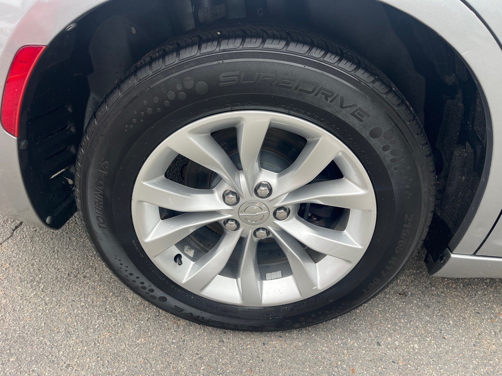 2018 Chrysler 300 Image 19