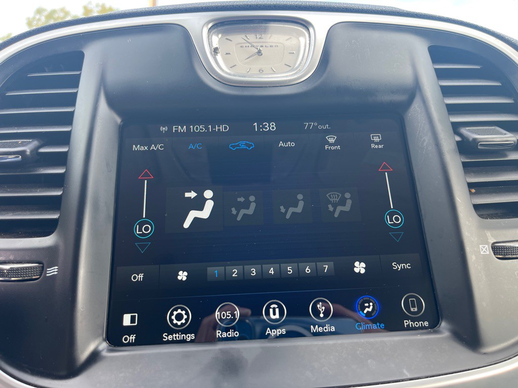 2018 Chrysler 300 Image 25