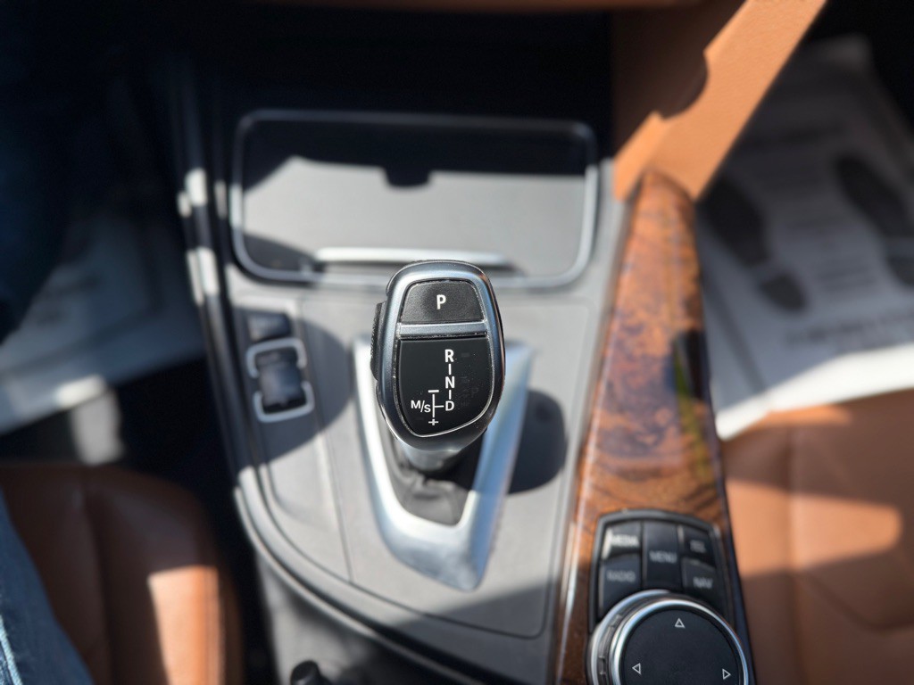 2016 BMW 3 Series Image 25