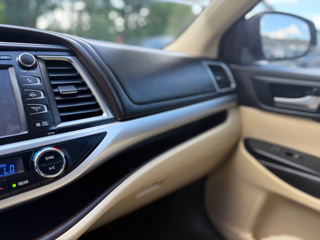 2016 Toyota Highlander Image 26
