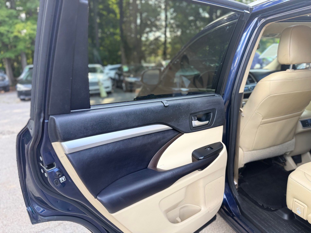 2016 Toyota Highlander Image 30