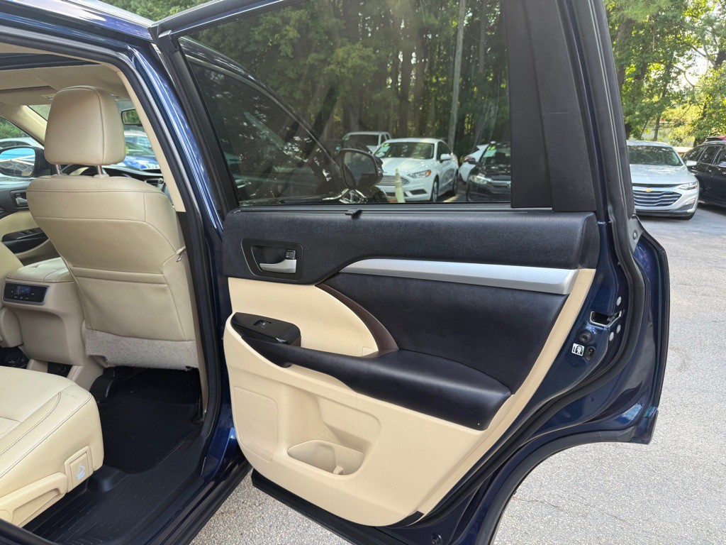 2016 Toyota Highlander Image 38