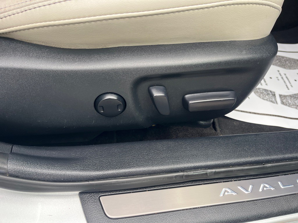 2016 Toyota Avalon Image 32