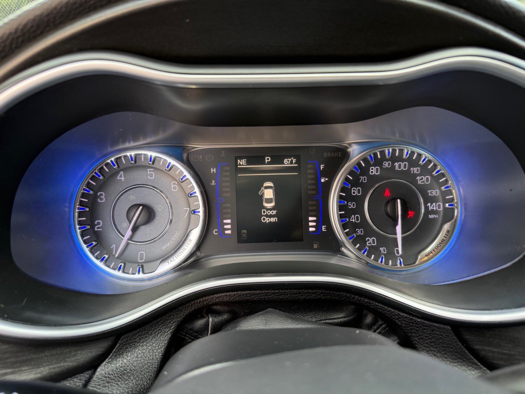 2015 Chrysler 200 Image 9