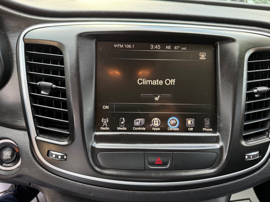 2015 Chrysler 200 Image 10