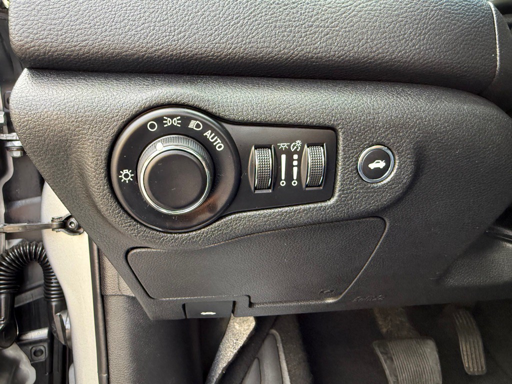 2015 Chrysler 200 Image 16