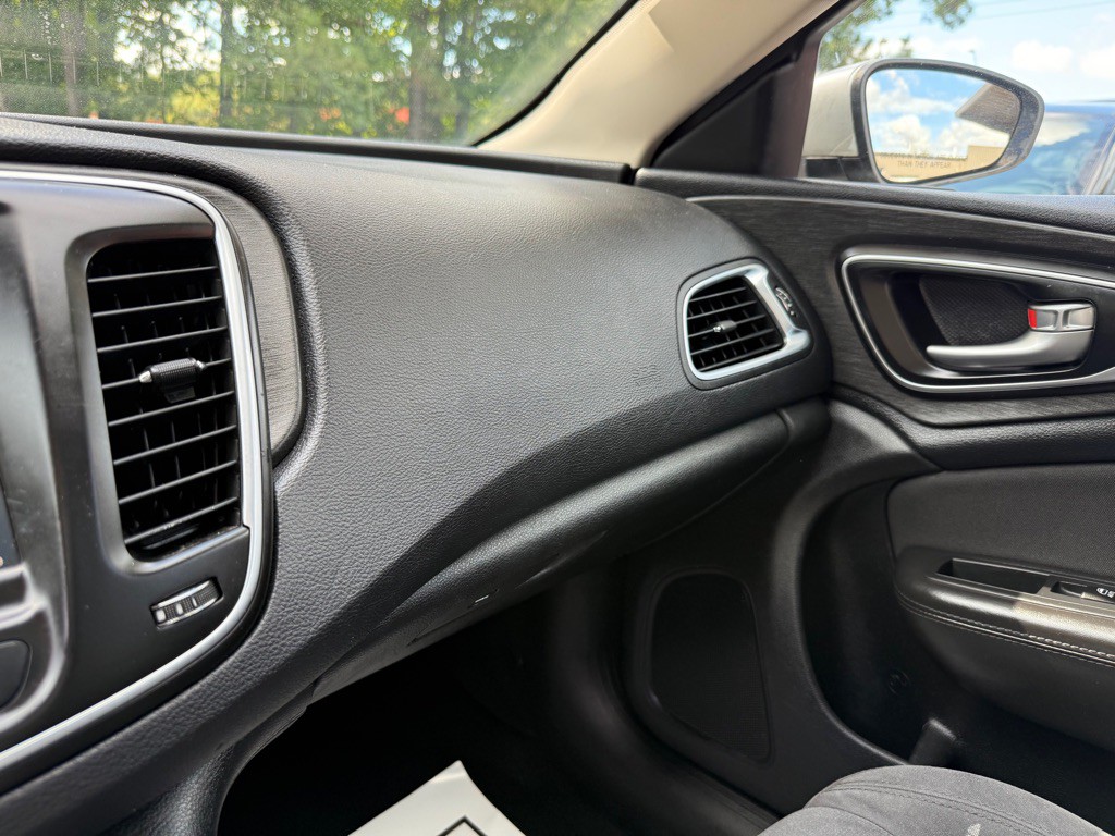 2015 Chrysler 200 Image 18
