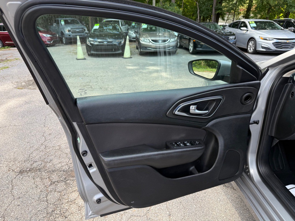 2015 Chrysler 200 Image 20