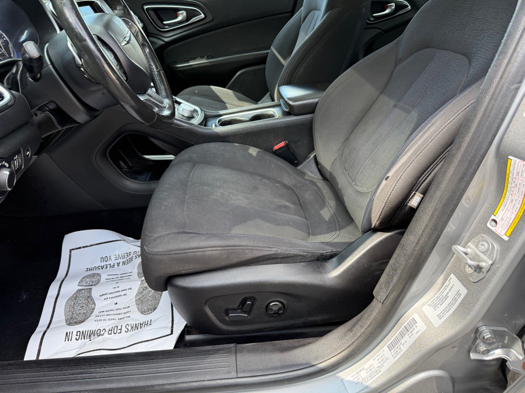 2015 Chrysler 200 Image 21