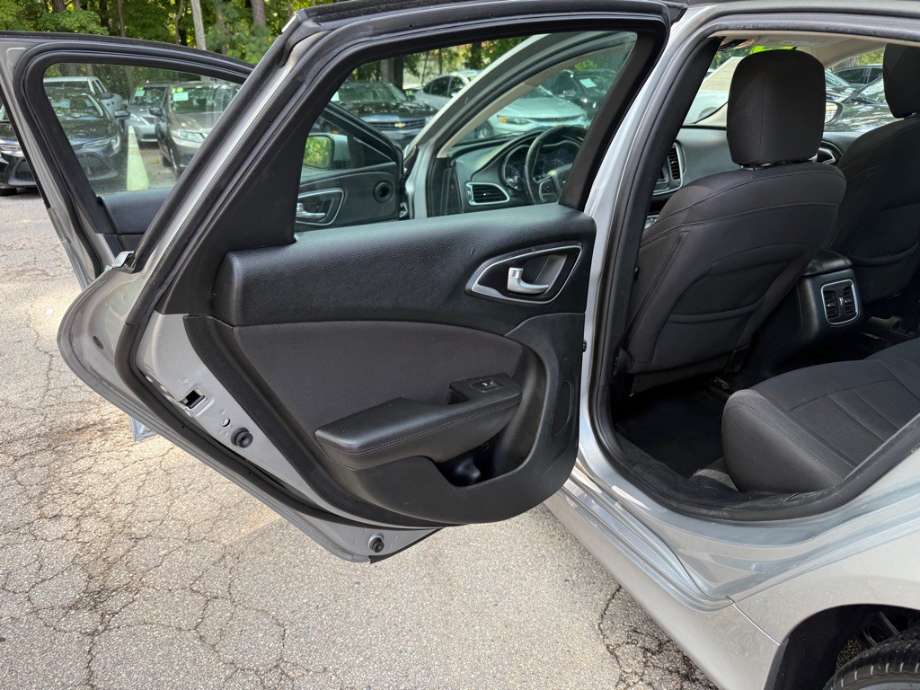 2015 Chrysler 200 Image 22
