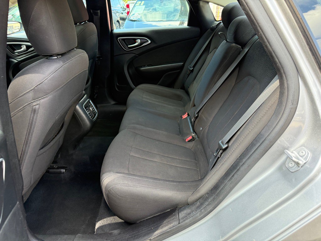 2015 Chrysler 200 Image 23