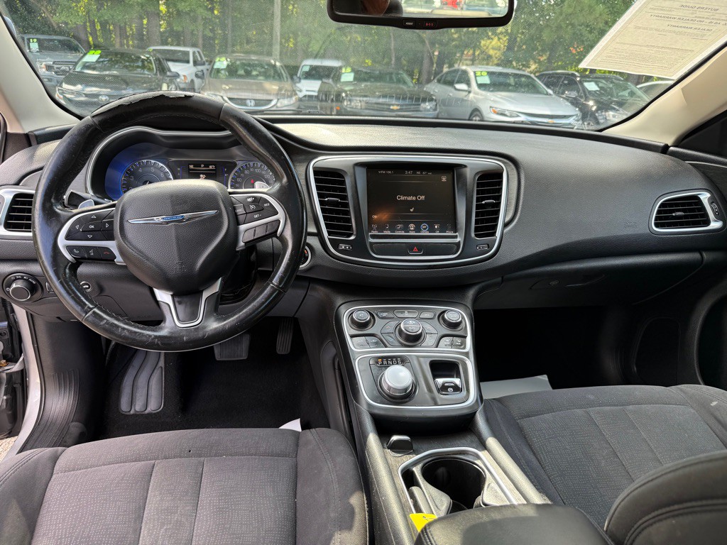 2015 Chrysler 200 Image 25