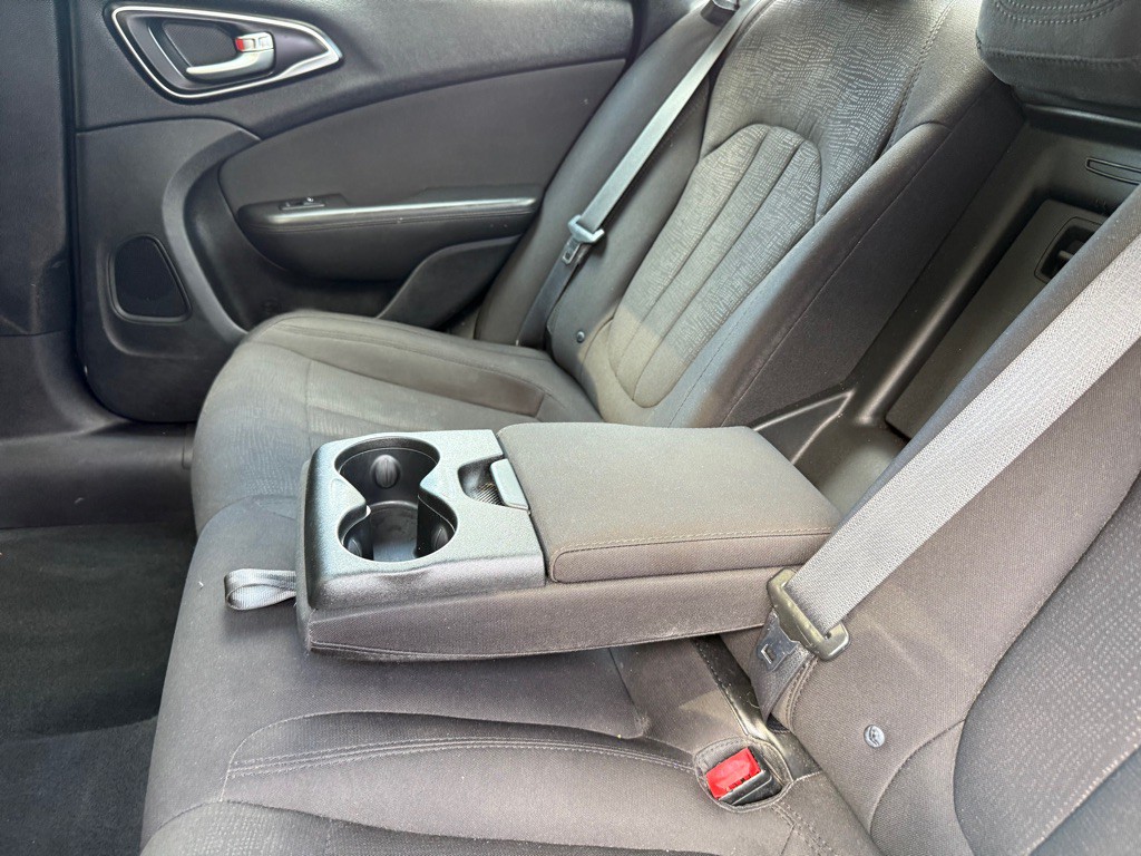 2015 Chrysler 200 Image 26