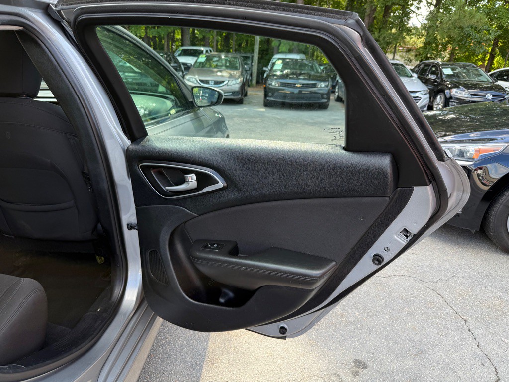 2015 Chrysler 200 Image 28