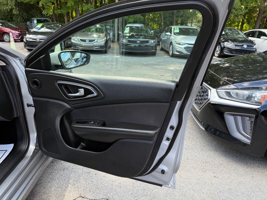 2015 Chrysler 200 Image 30