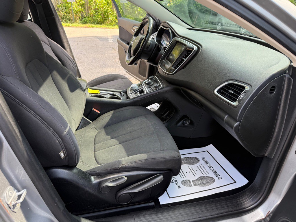 2015 Chrysler 200 Image 31