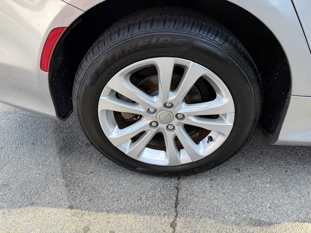 2015 Chrysler 200 Image 37