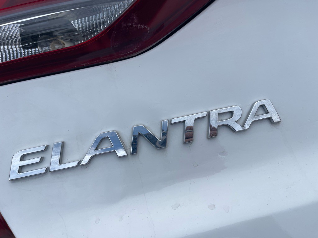 2017 Hyundai Elantra Image 23