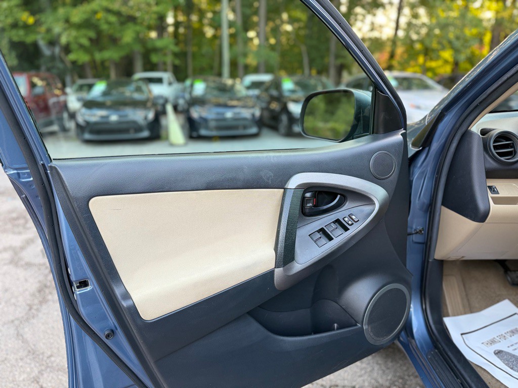 2012 Toyota Rav4 Image 9