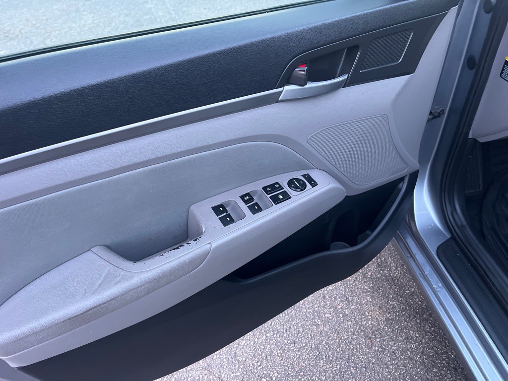 2017 Hyundai Elantra Image 9