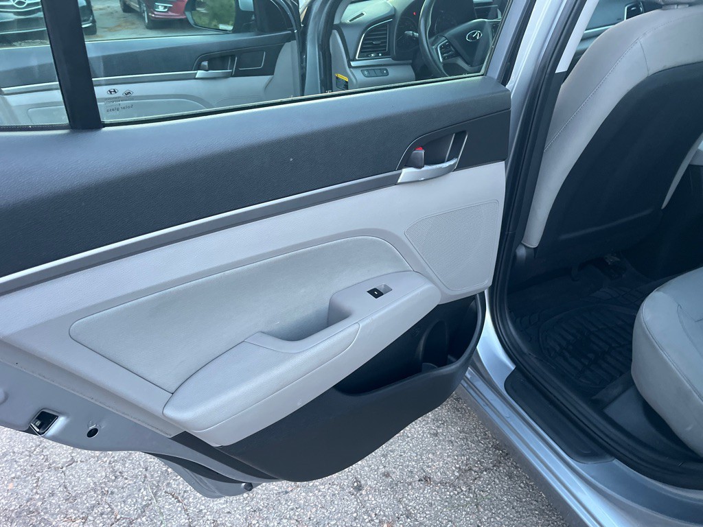 2017 Hyundai Elantra Image 10