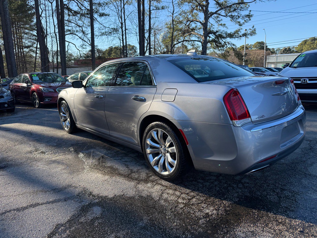 2018 Chrysler 300 Image 9