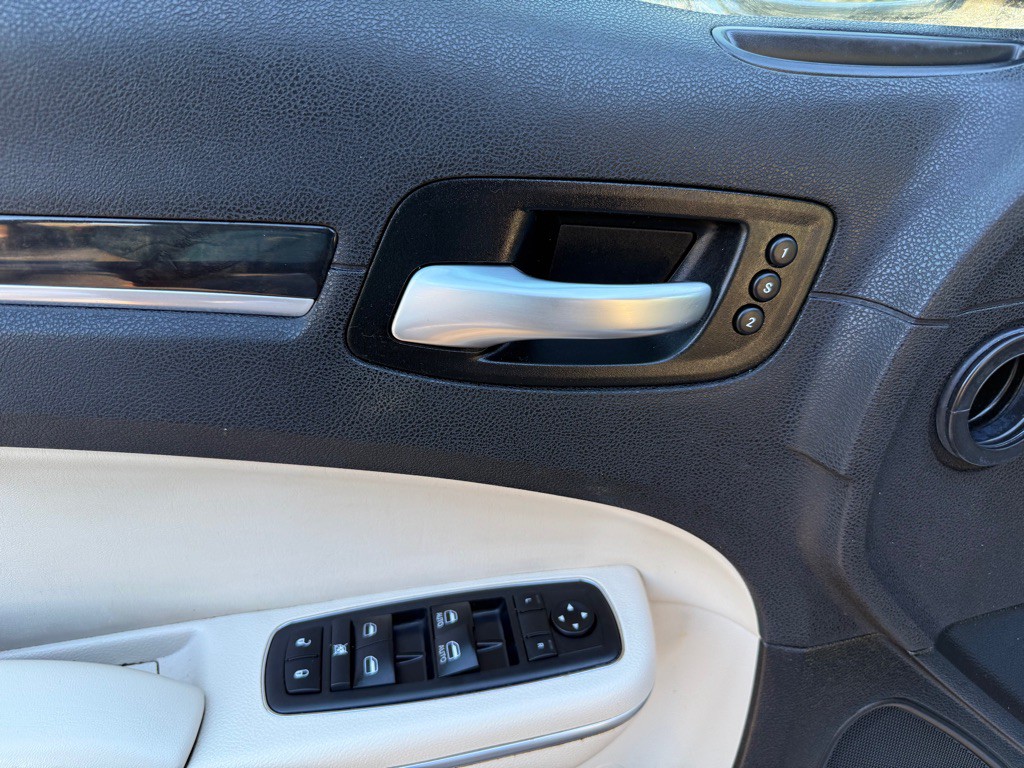 2018 Chrysler 300 Image 15