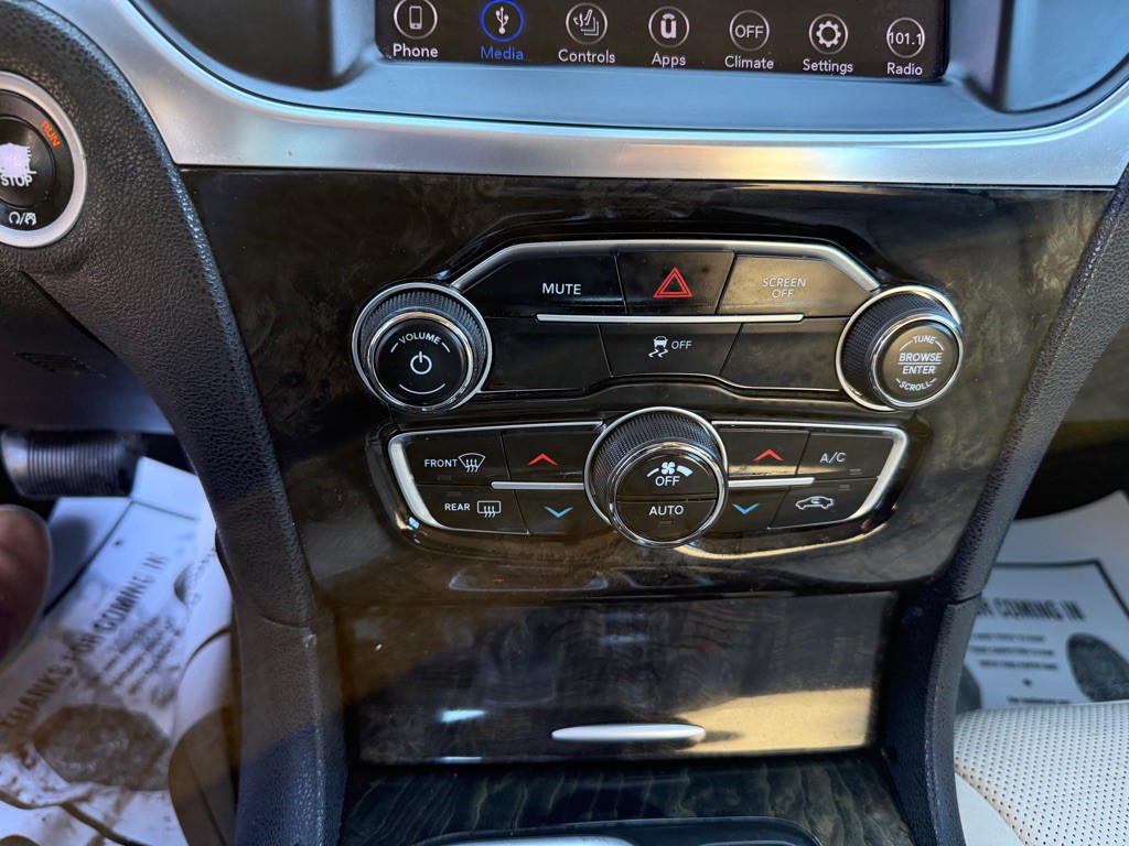 2018 Chrysler 300 Image 23