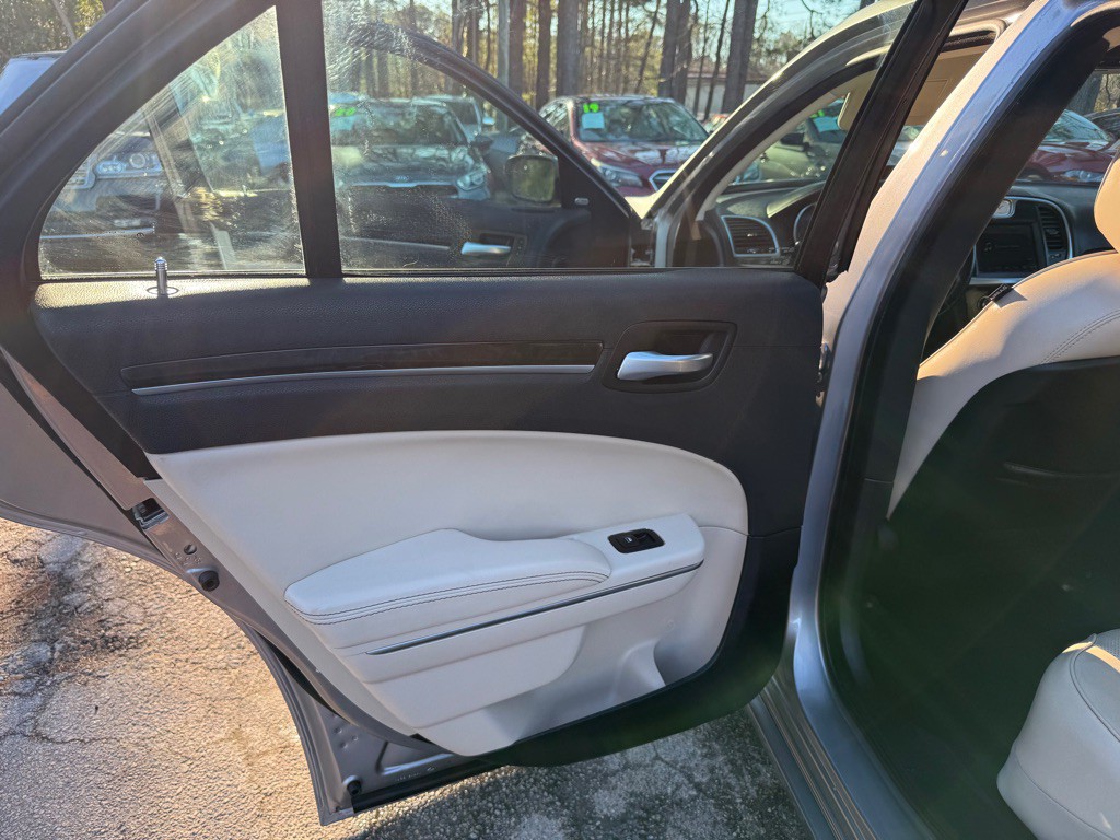 2018 Chrysler 300 Image 28